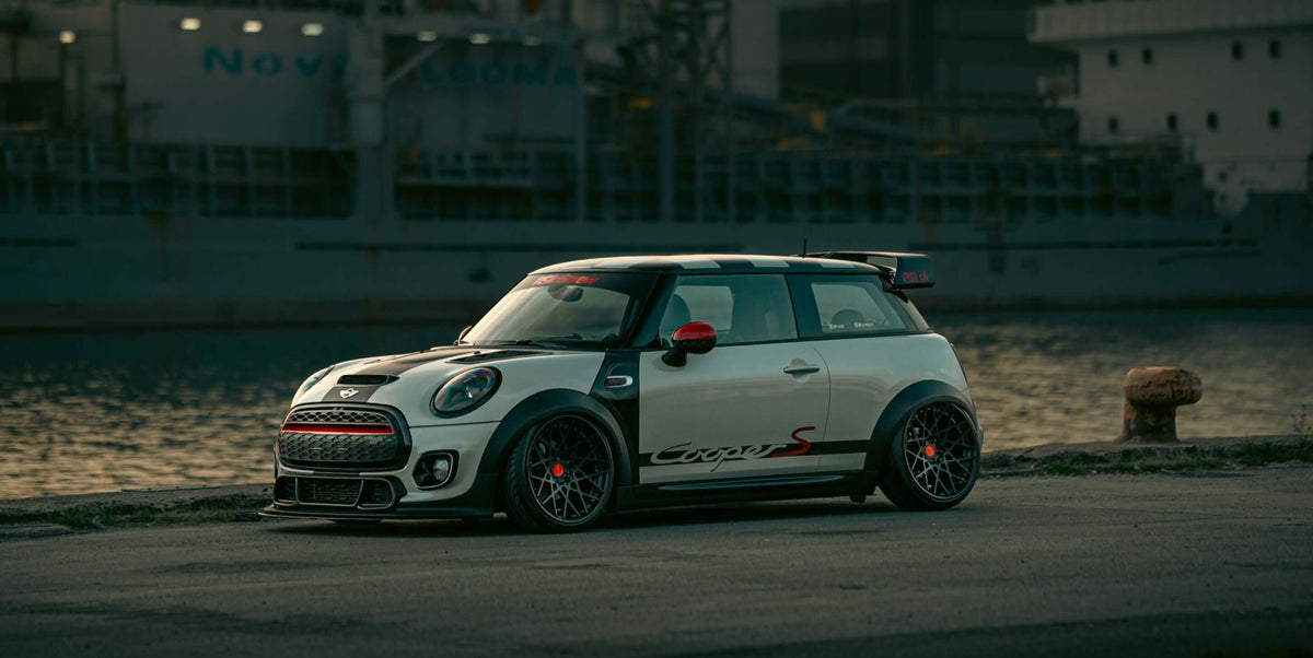 MINI F56 Fibra di carbonio Transformation – Unpainted vs Gloss Finish (Prima e dopo) con RSI c6 Kit carrozzerias