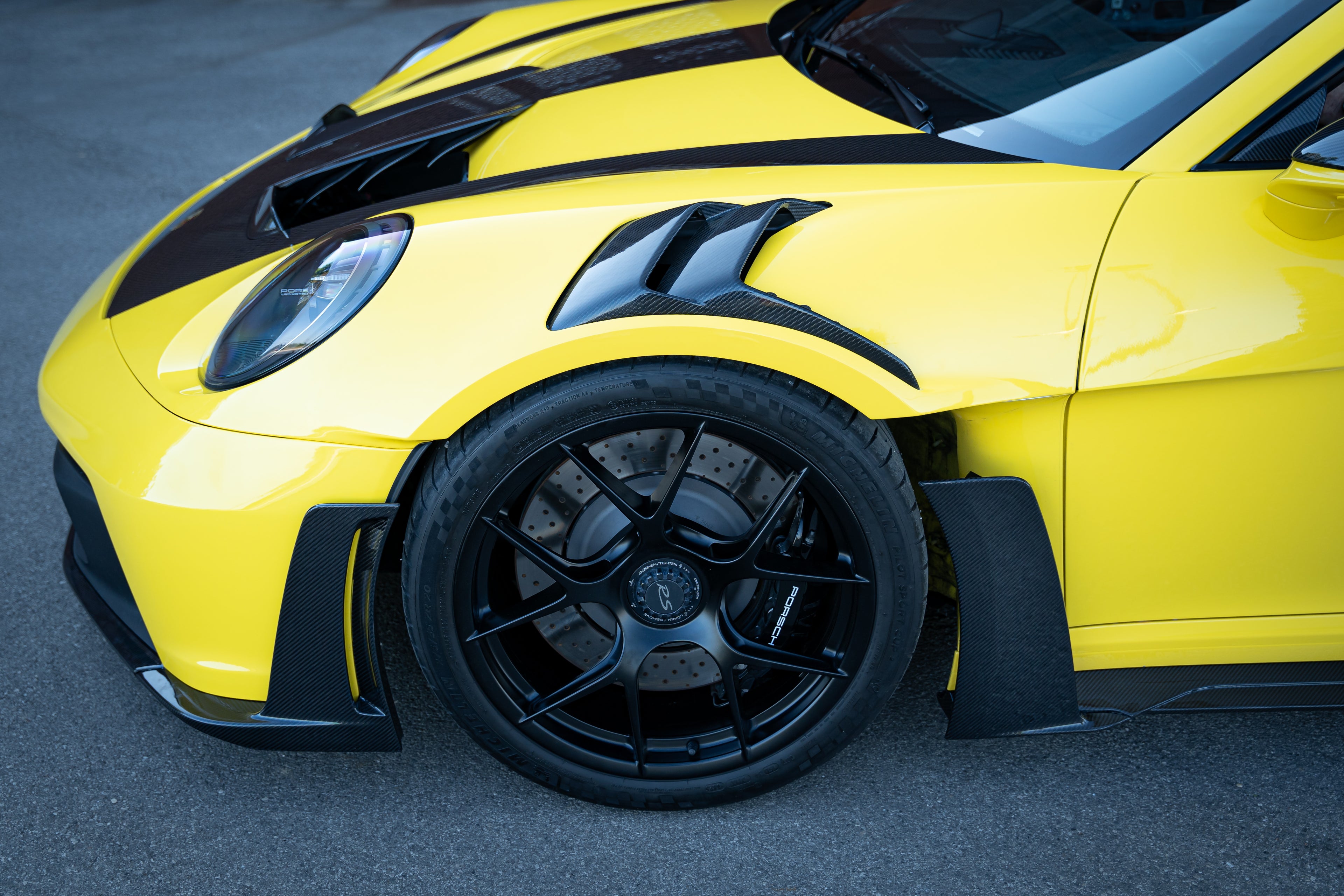 Fender Vents, sides skirts and front lip in Carbon Fiber for PORSCHE 911 GT3 RS (992) by RSI c6