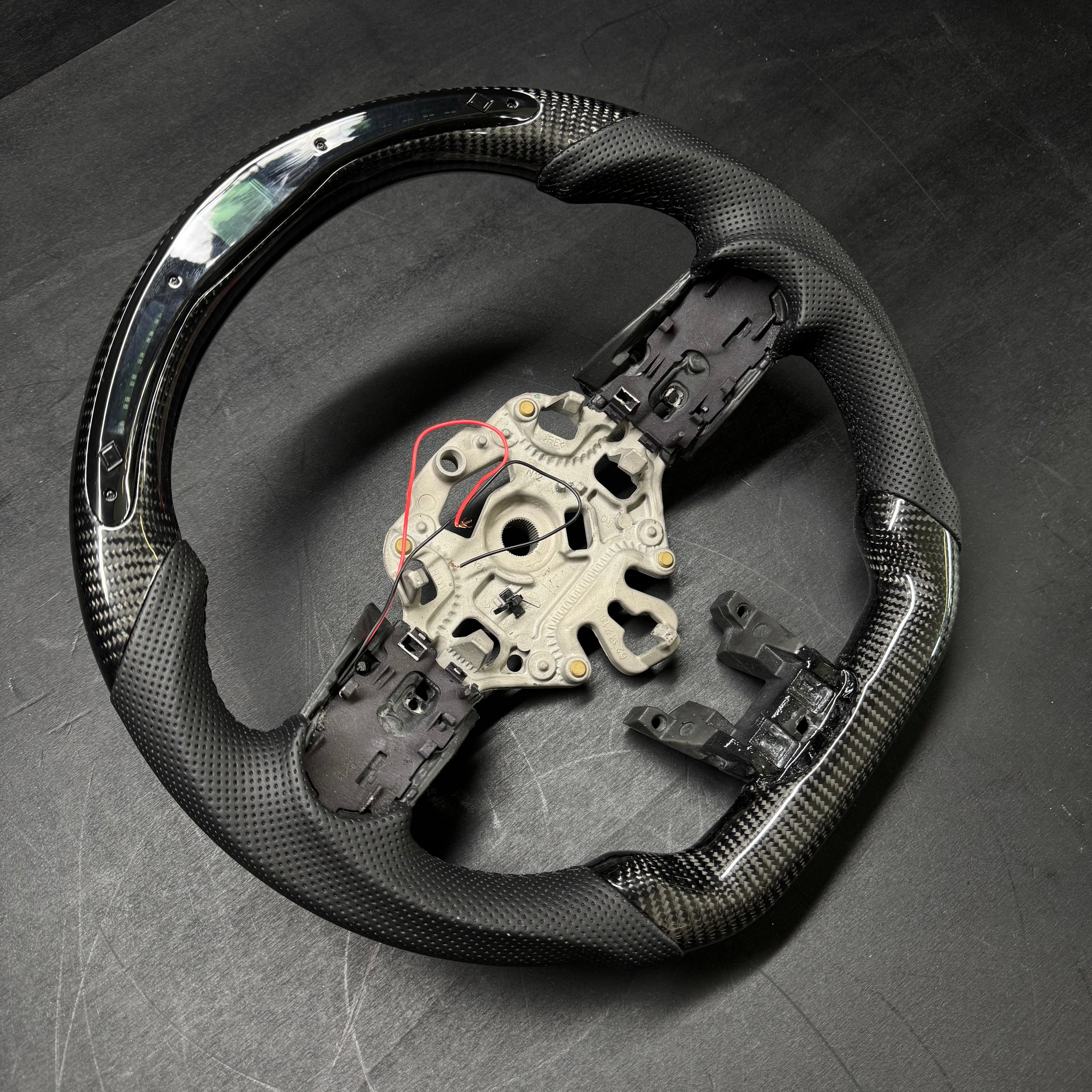 Steering Wheel Custom in Carbon Fiber with LED Display - MINI LCI F54 / F55 / F56 / F57 /F60 - RSI c6