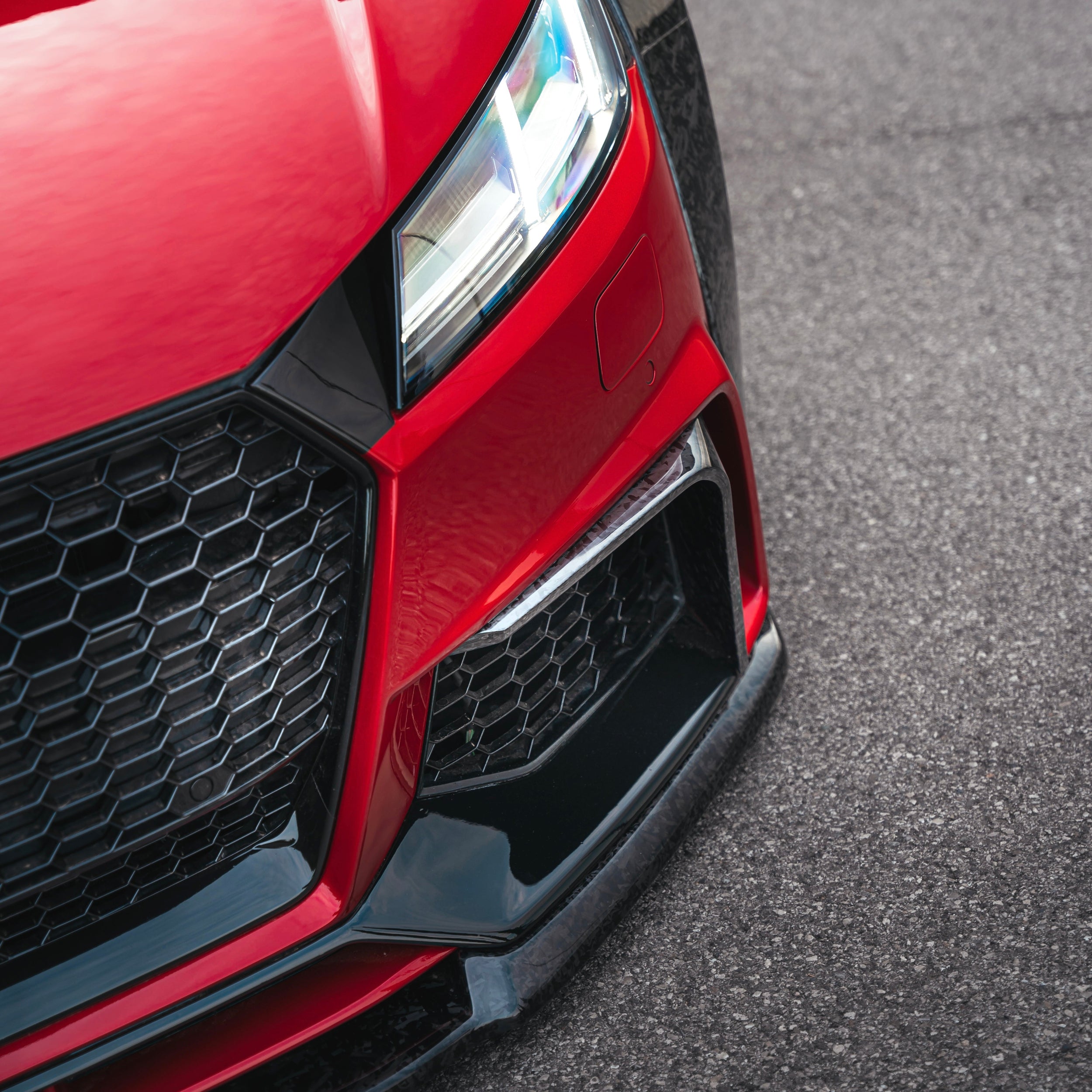 a full body kit for your AUDI TT 8S mk3 in forged carbon: from wide arches to big spoiler, fuel cap, sides skirtsand other more in 3 different color of car