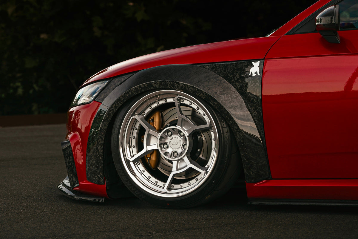 a full body kit for your AUDI TT 8S mk3 in forged carbon: from wide arches to big spoiler, fuel cap, sides skirtsand other more in 3 different color of car