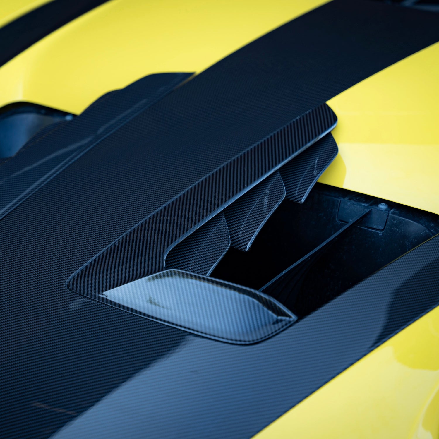 Hood vents with flaps in Carbon Fiber for PORSCHE 911 GT3 RS (992) by RSI c6